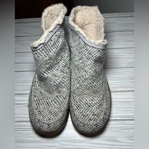 Sanuk slipper boots size 7